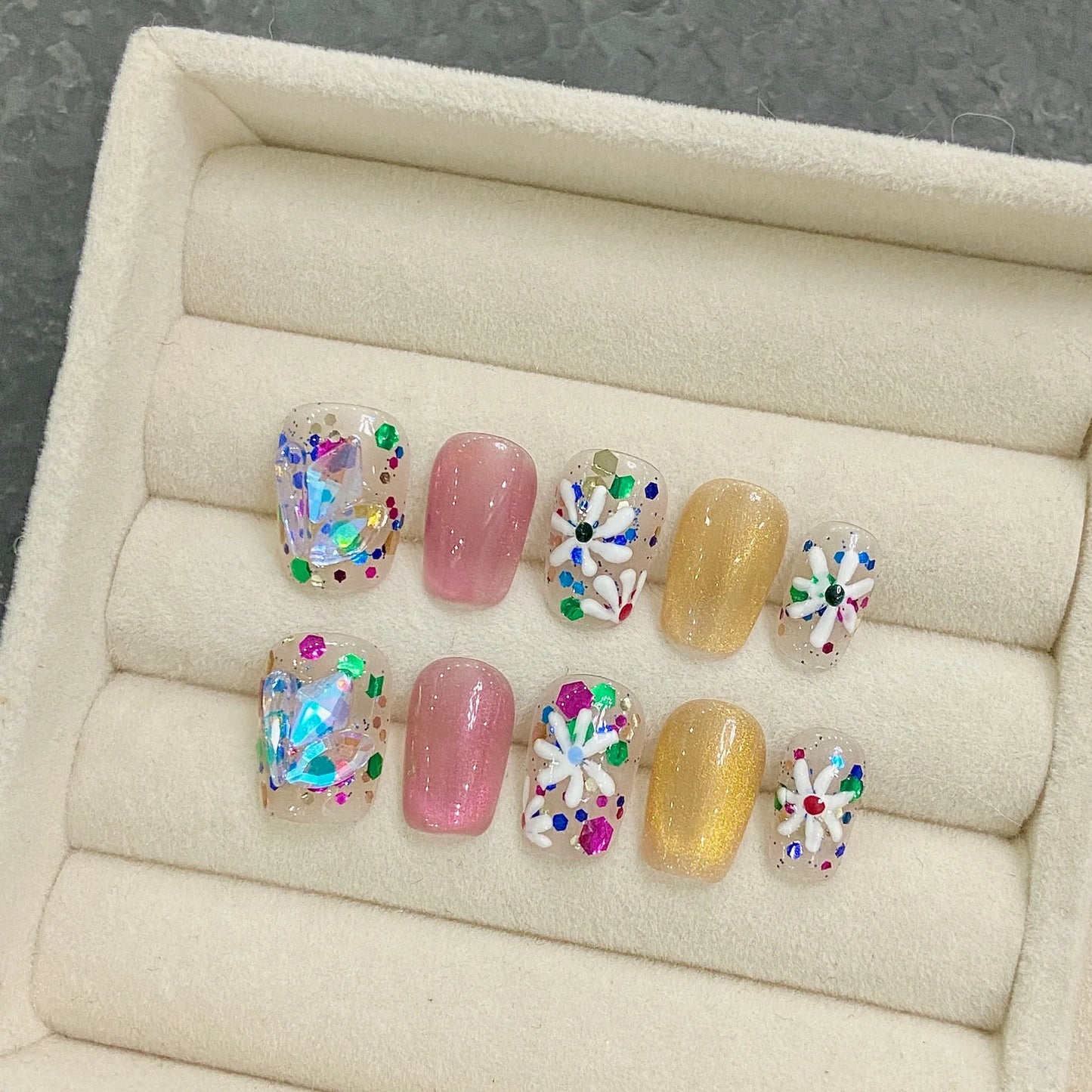 Uñas postizas de prensa con diseño de flores pequeñas pintadas a mano, con pegamento y diamantes brillantes.