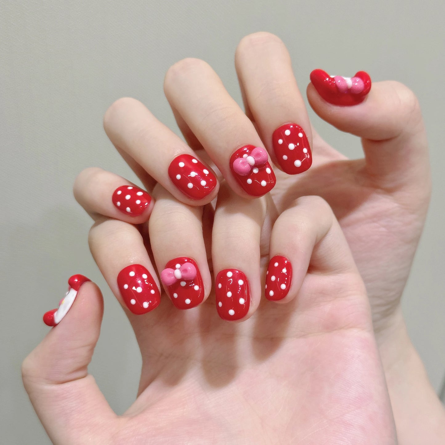 Uñas postizas de gel cortas de primera calidad, hechas a mano, con diseño de dibujos animados, para niñas, uñas artificiales 3D con diseño de lunares.