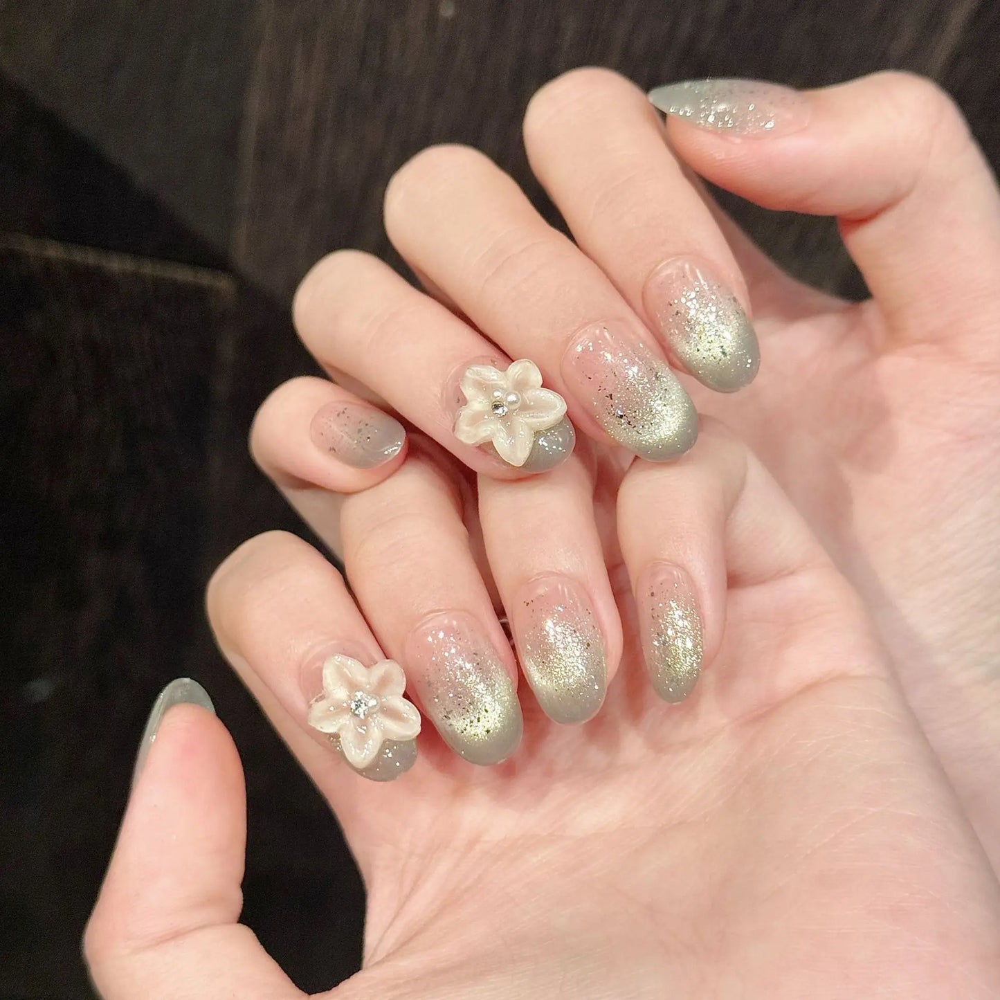 Nuevo estilo de uñas de ojo de gato azul hielo con diseños de filigrana transparente en uñas cortas, fáciles de usar y hechas a mano.