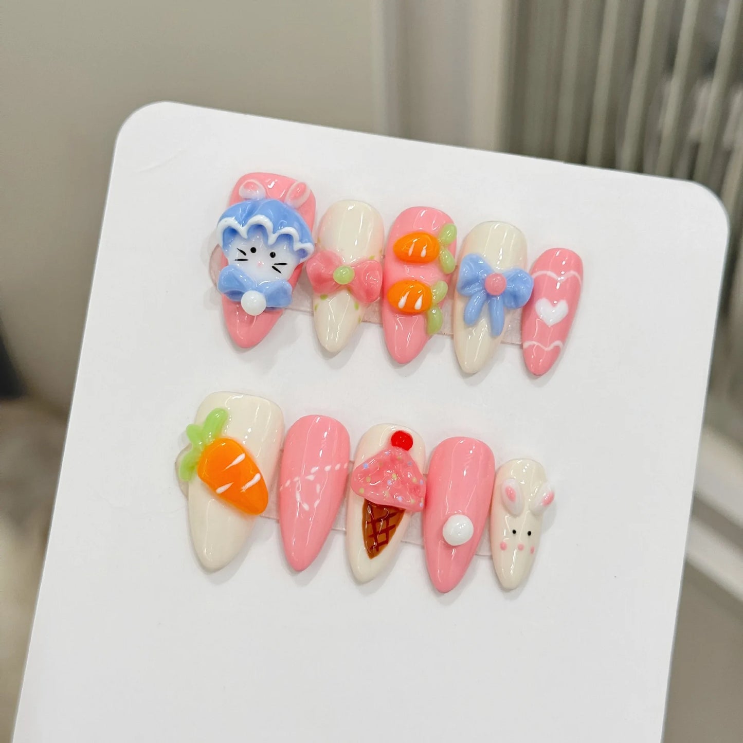Diseño de uñas de almendra de alta calidad con patrón floral para un lindo look veraniego