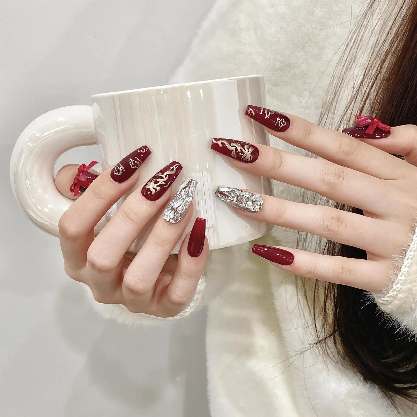 Nuevos estilos de uñas postizas para mujer con diamantes de imitación para una cobertura completa de las uñas acrílicas.