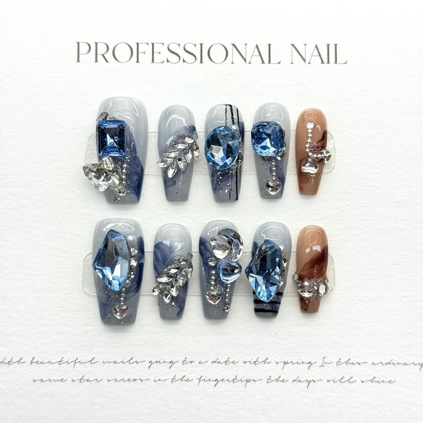 Nuevos estilos de uñas postizas para mujer con diamantes de imitación para una cobertura completa de las uñas acrílicas.
