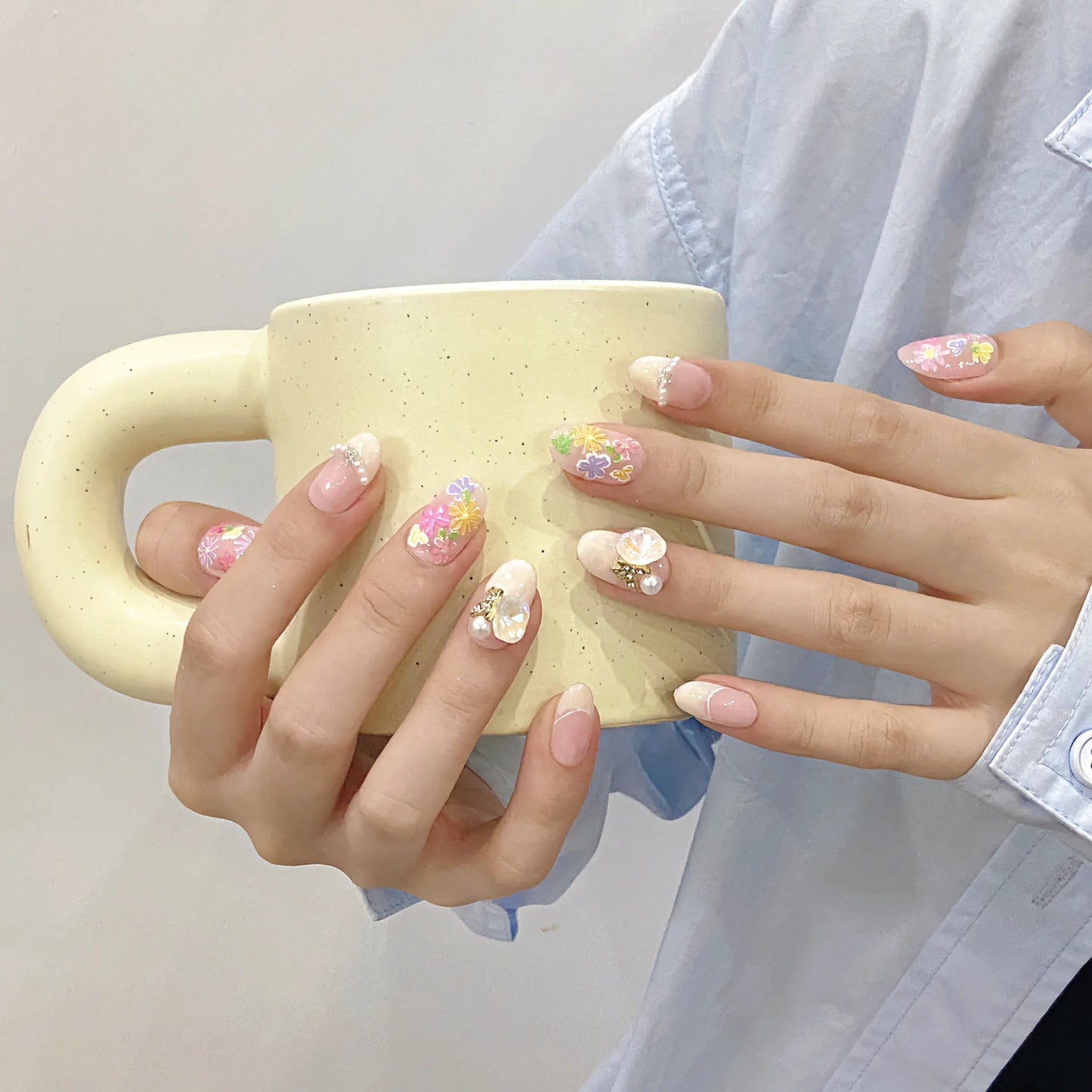 Uñas postizas de prensa con diseño de flores pequeñas pintadas a mano, con pegamento y diamantes brillantes.