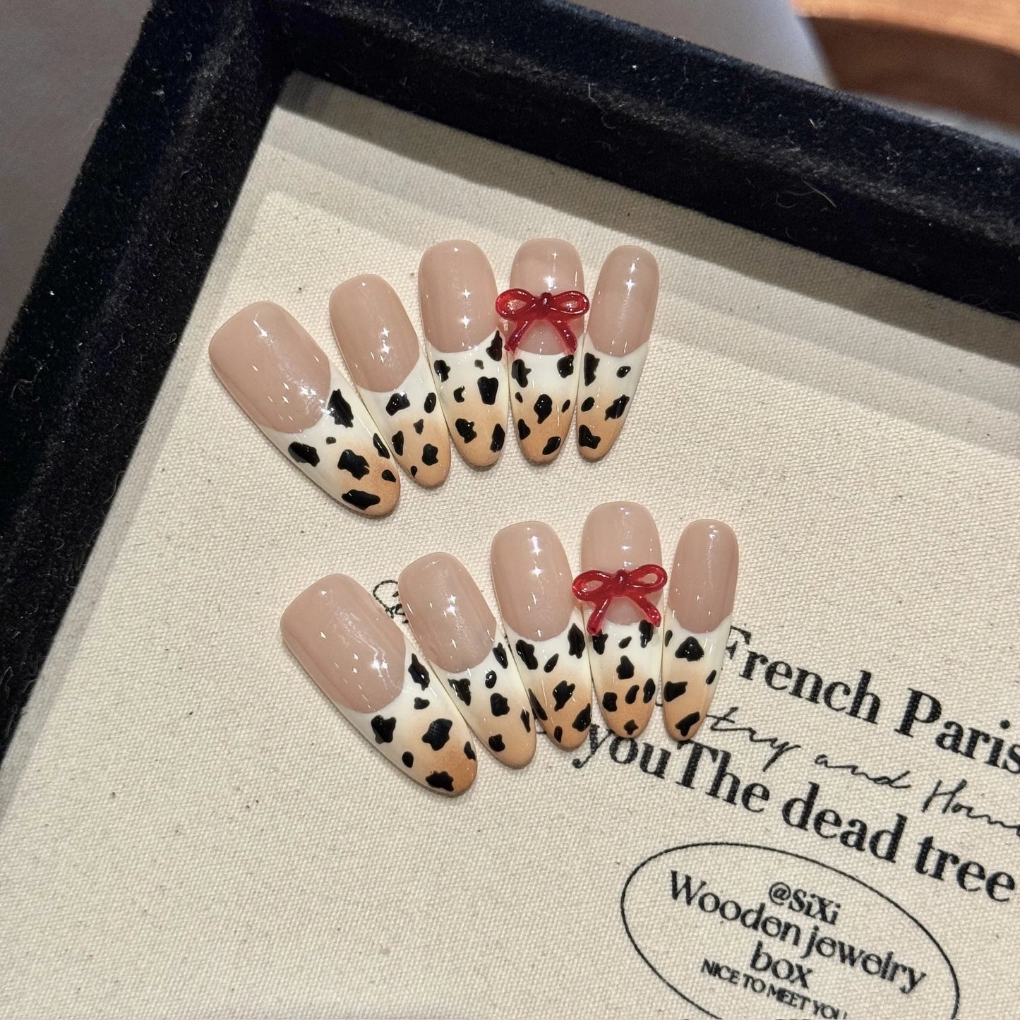 Uñas francesas ovaladas medianas prensadas con diseño de mariposa en blanco y negro, uñas prensadas a mano
