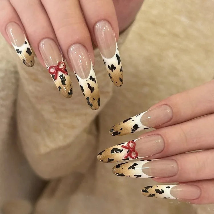 Uñas francesas ovaladas medianas prensadas con diseño de mariposa en blanco y negro, uñas prensadas a mano