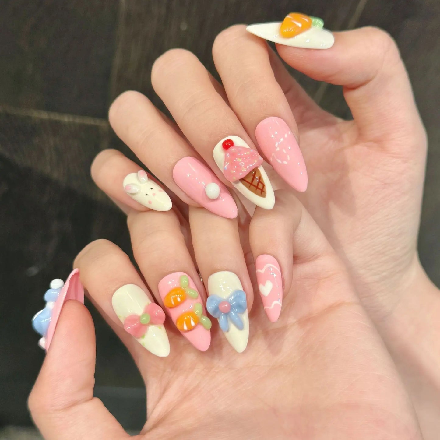 Diseño de uñas de almendra de alta calidad con patrón floral para un lindo look veraniego