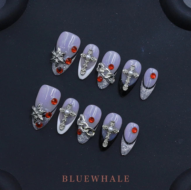 Uñas postizas francesas moradas, uñas cortas almendradas, uñas postizas hechas a mano con diamantes 3D.