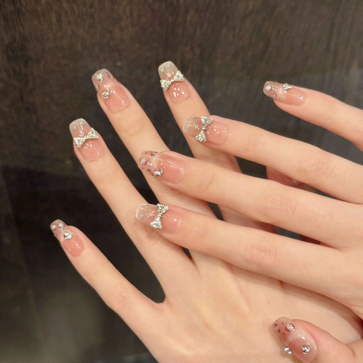 Uñas cortas talladas tridimensionales con efecto ojo de gato translúcido y lirio de los valles en francés