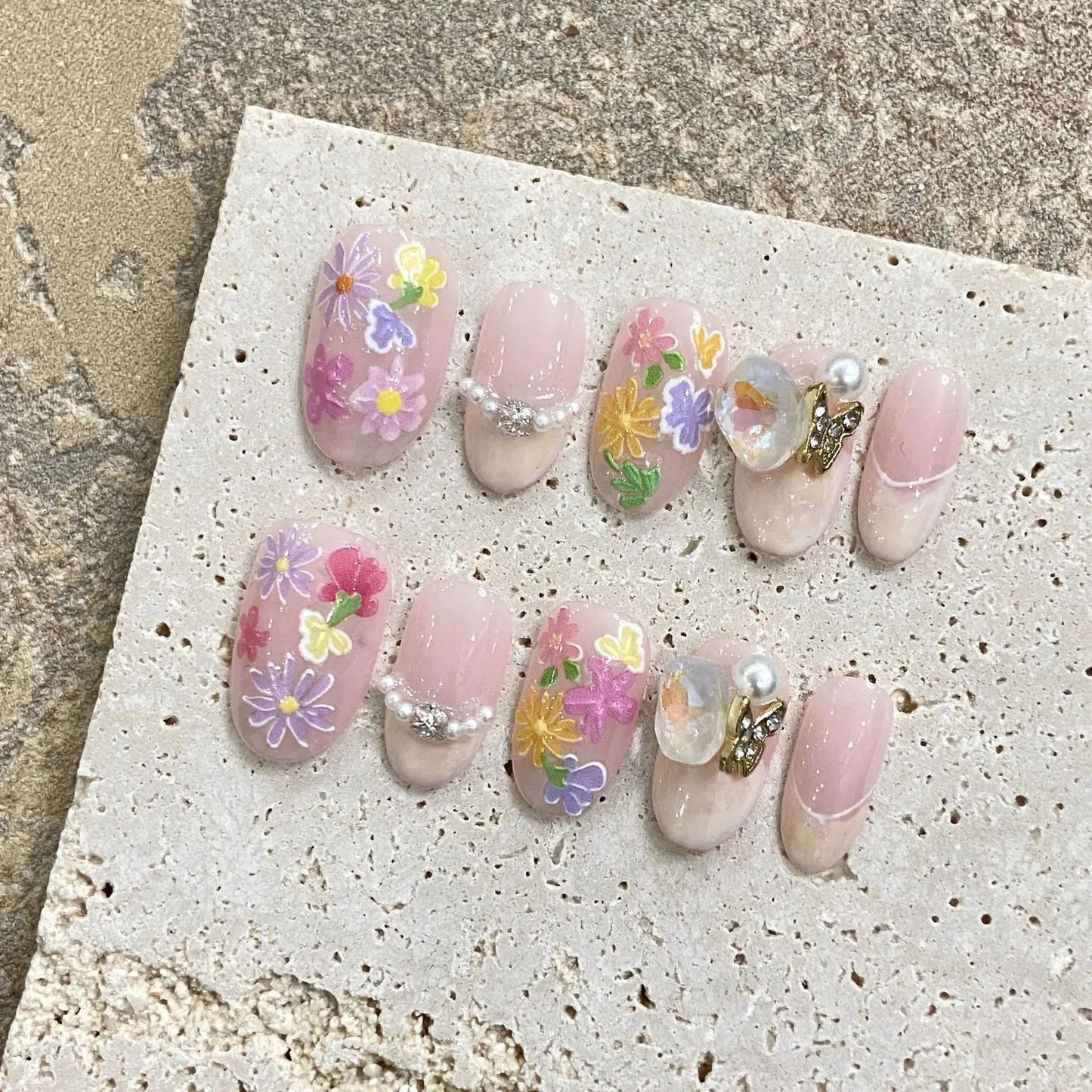 Uñas postizas de prensa con diseño de flores pequeñas pintadas a mano, con pegamento y diamantes brillantes.