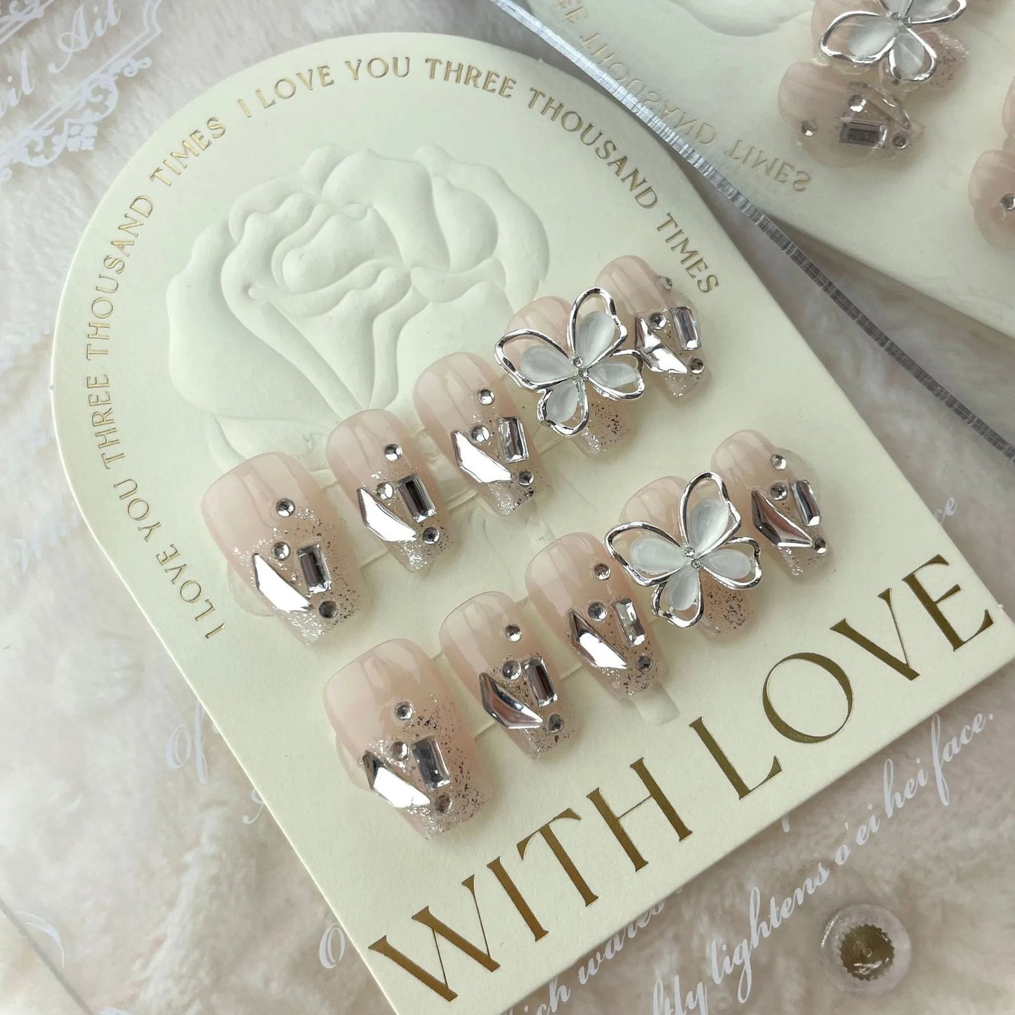 Uñas postizas de gel suave hechas a mano con parche de purpurina de mariposa de diamante roto de celebridades de Internet