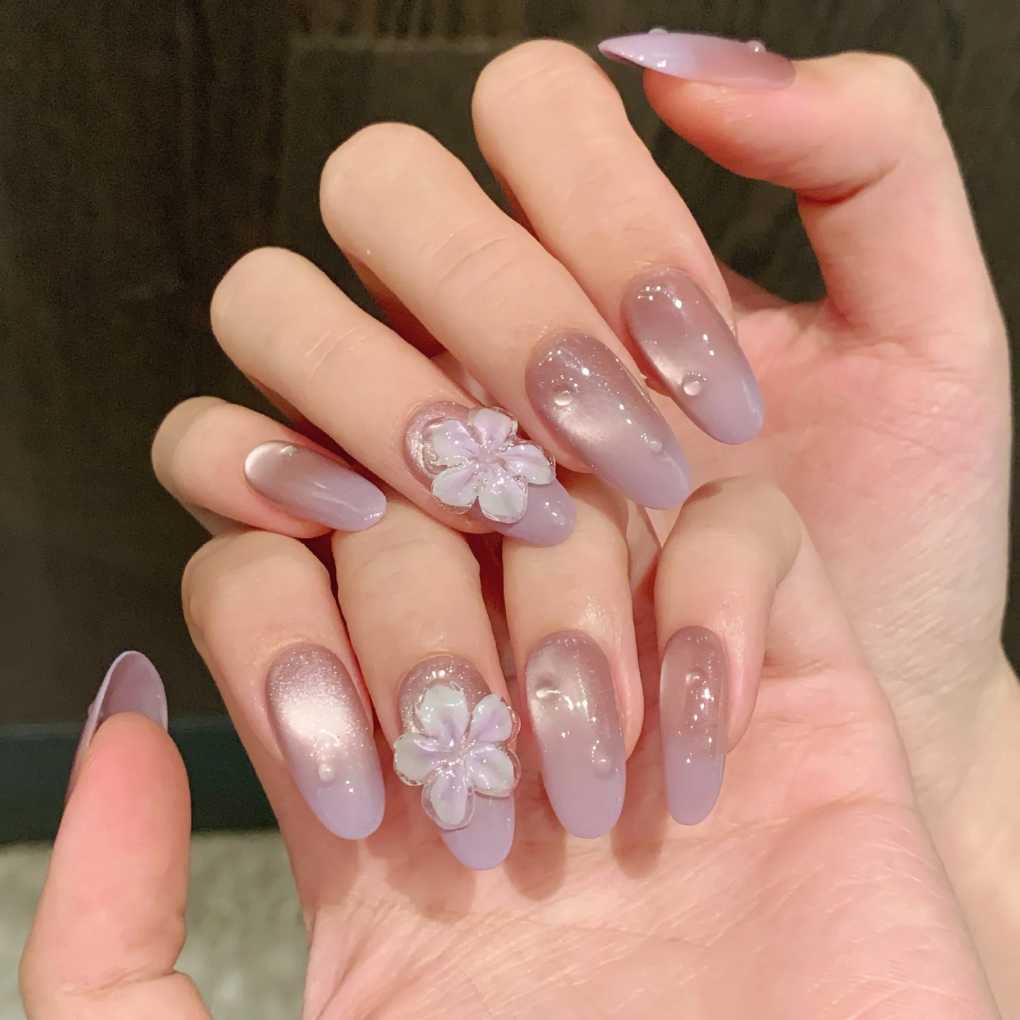 Uñas postizas desmontables de primavera y verano con efecto degradado tallado tridimensional en forma de ojo de gato y gota de rocío.