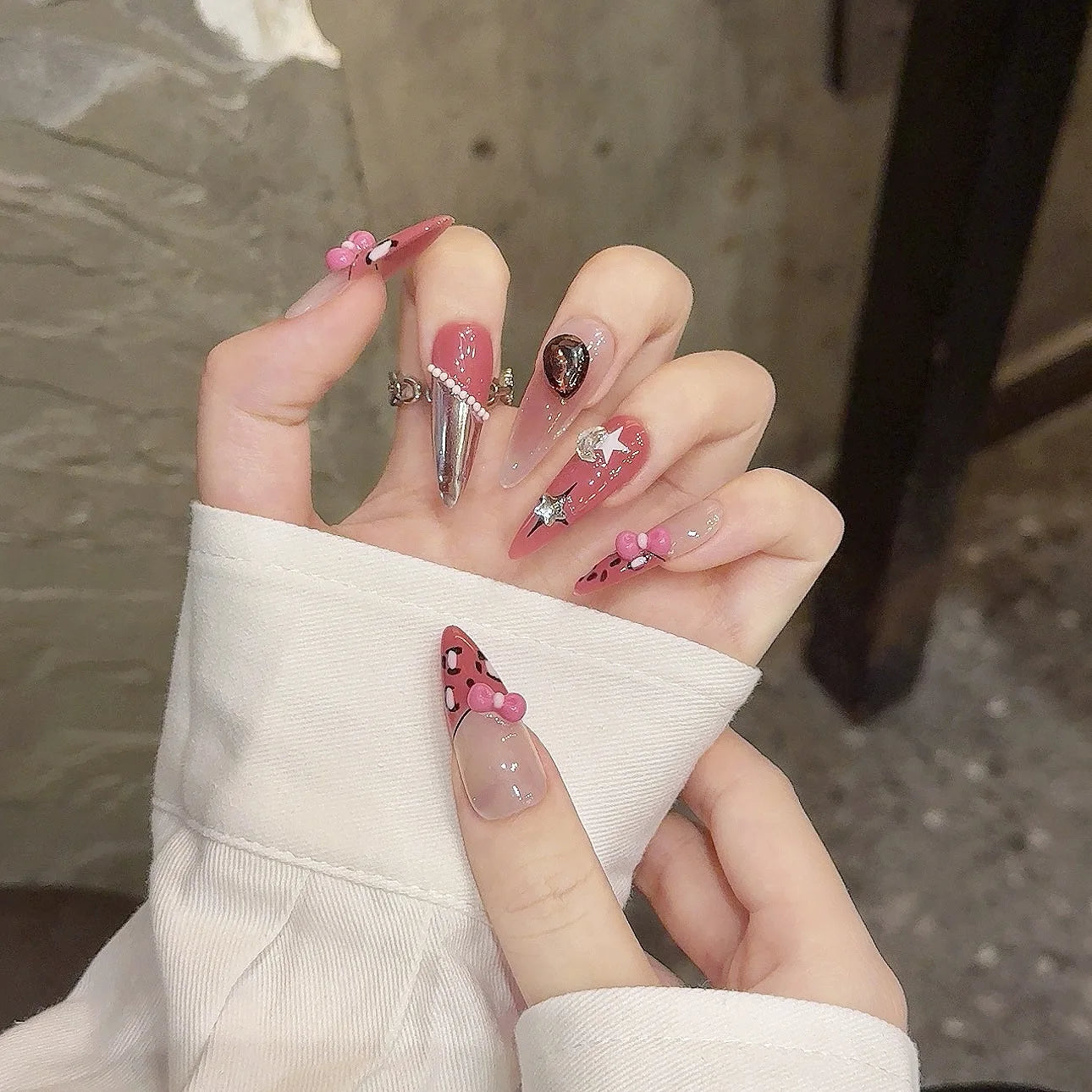 Uñas francesas de gel prensadas a mano, de lujo, con purpurina hermosa y personalizadas.