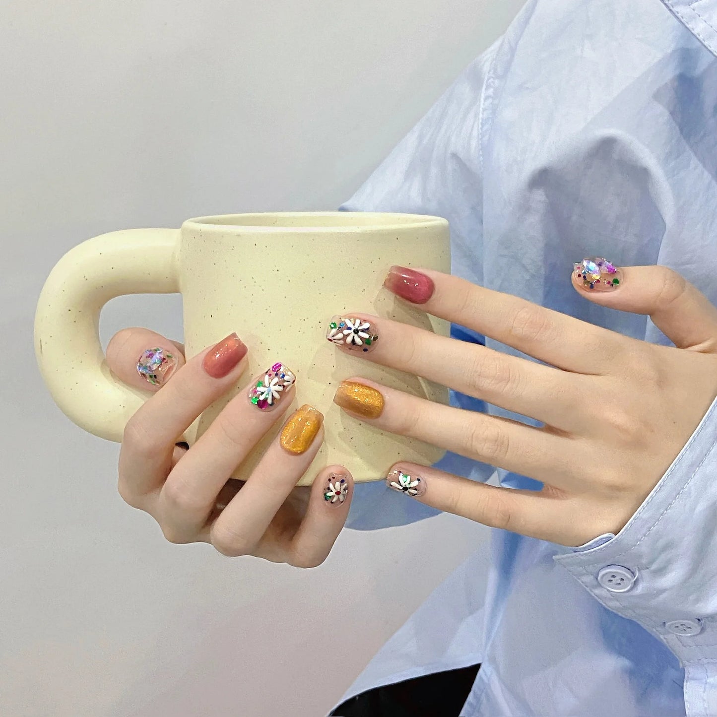 Uñas postizas de prensa con diseño de flores pequeñas pintadas a mano, con pegamento y diamantes brillantes.