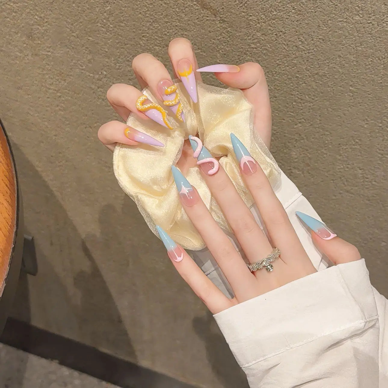 Uñas postizas con diseño de serpiente en degradado azul y rosa, totalmente hechas a mano.