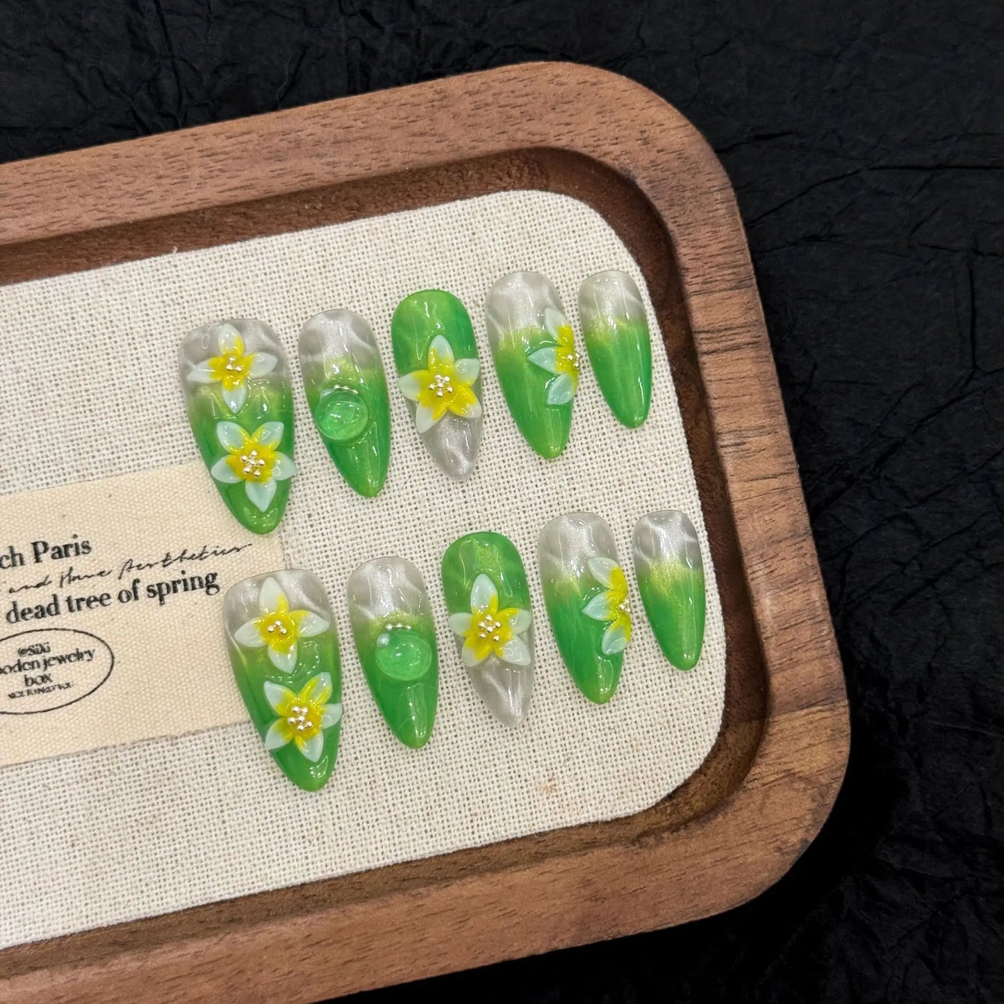 Uñas postizas onduladas de ojo de gato con diseño floral en relieve verde, hechas a mano