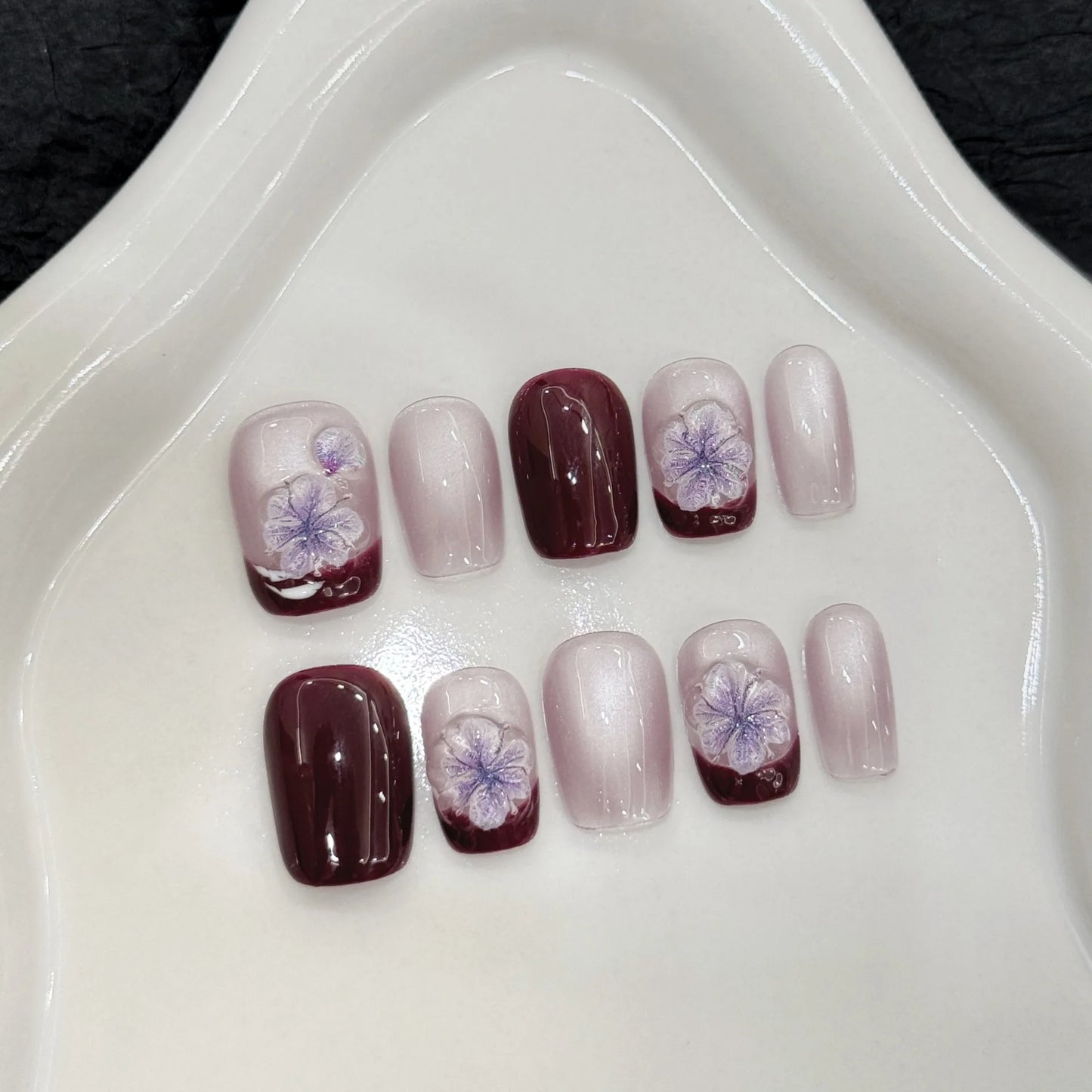 Uñas cortas talladas tridimensionales con efecto ojo de gato translúcido y lirio de los valles en francés