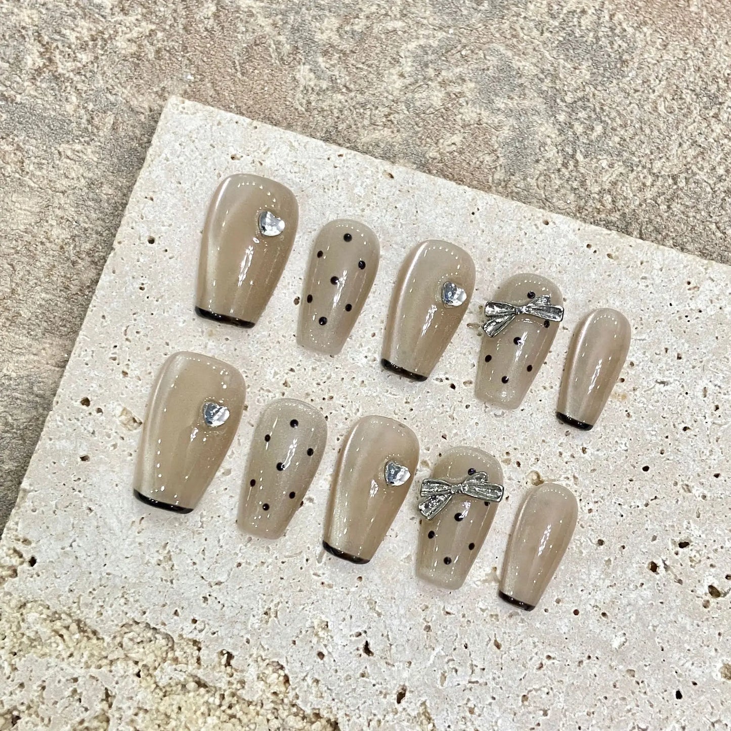 Nuevas uñas postizas de alta calidad estilo Hepburn con diseño de mariposa, diamantes y lunares, versátiles para mujer, con simulación de maquillaje