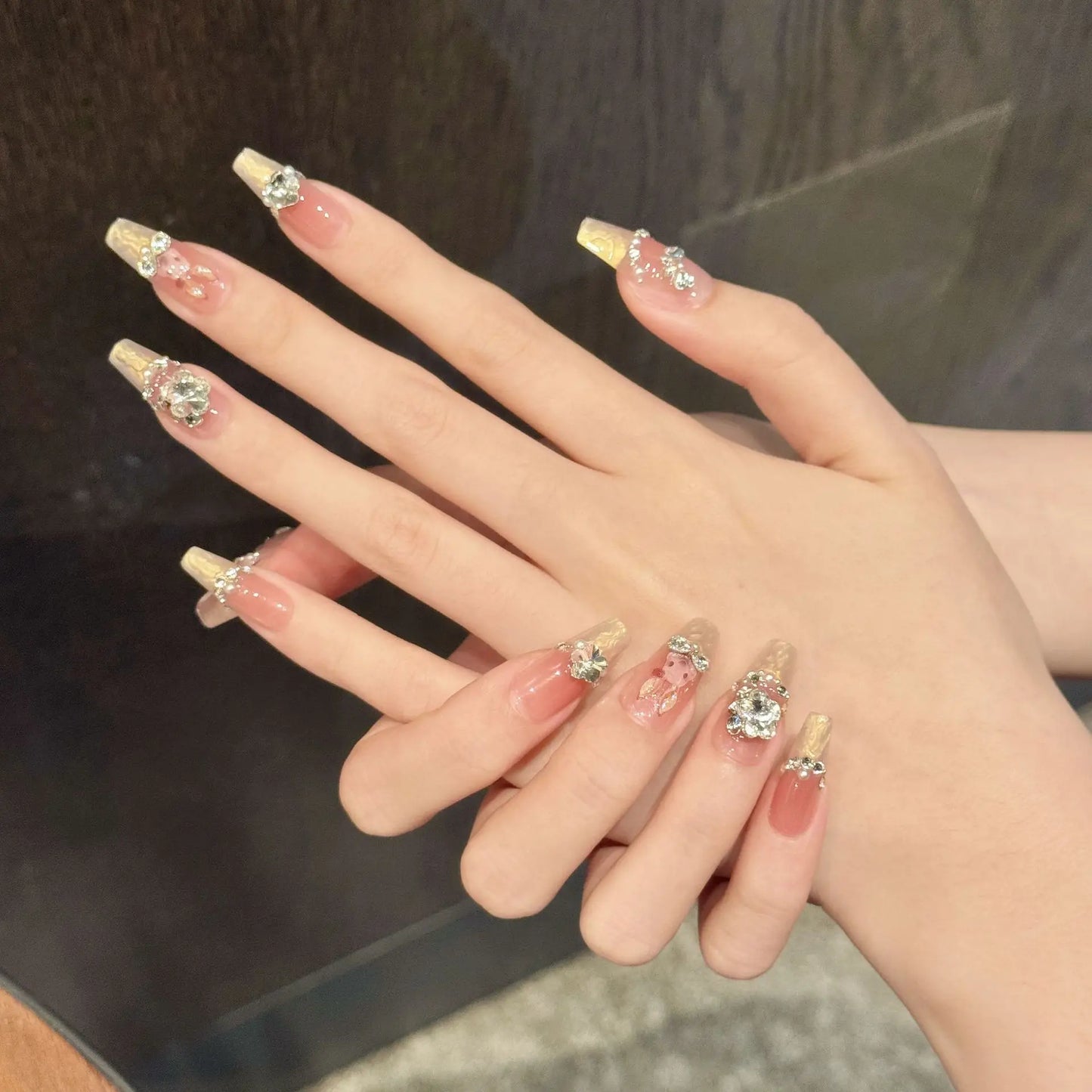 Nuevo estilo de uñas postizas con diseño de conejito de dibujos animados, rubor, francés, con diamantes, suaves y artesanales.