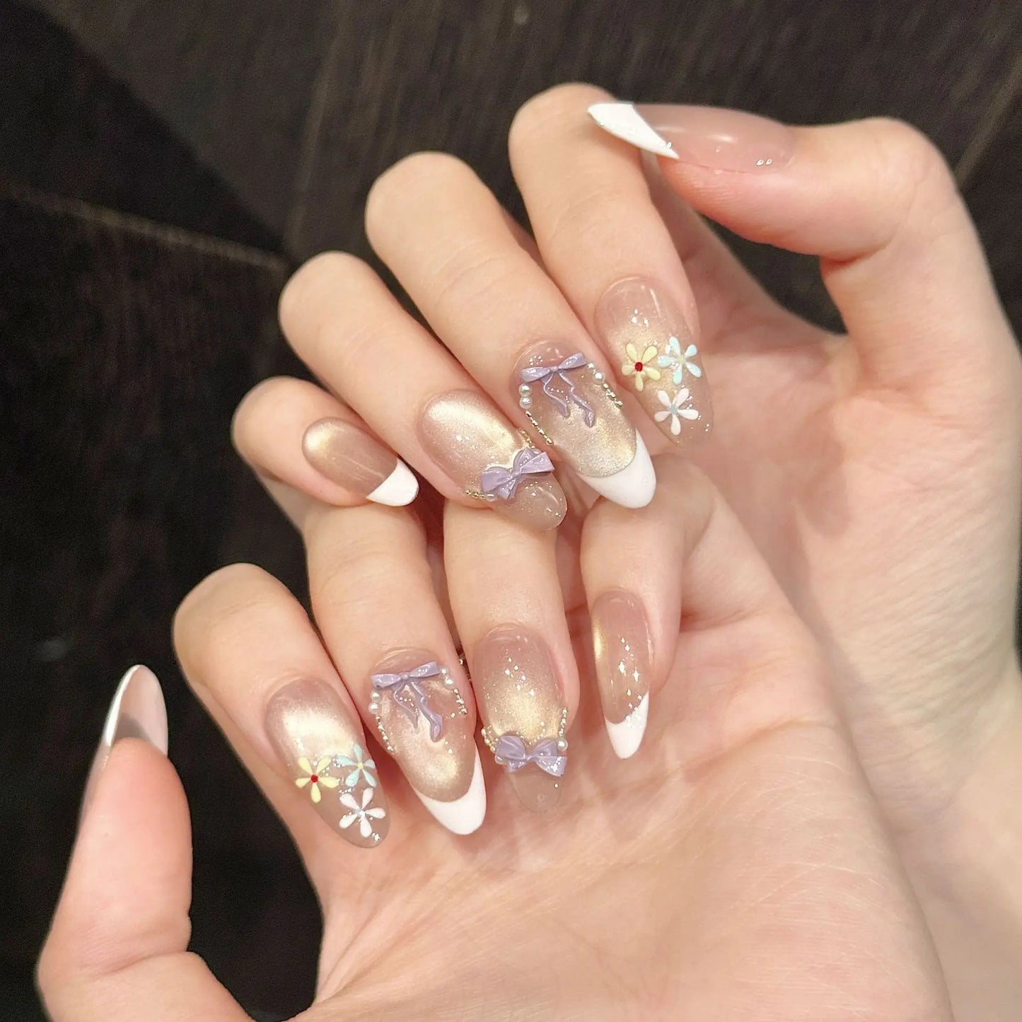 Arte de uñas hecho a mano con lazo de mariposa de batata, cuentas de vidrio y diseño de ojo de gato