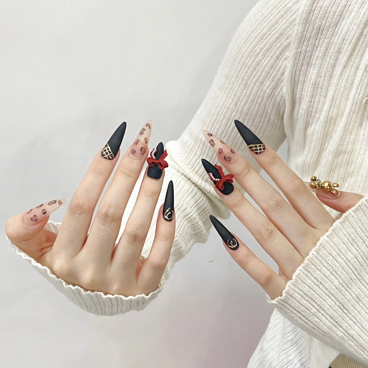 Uñas francesas de seda color nude y negro con lazo de oso, uñas postizas de alta calidad.
