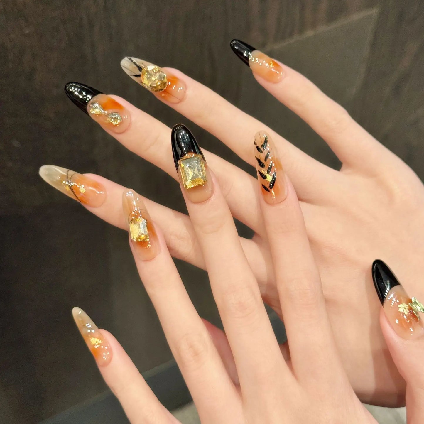 Uñas postizas largas francesas con degradado ámbar y lámina dorada para otoño e invierno