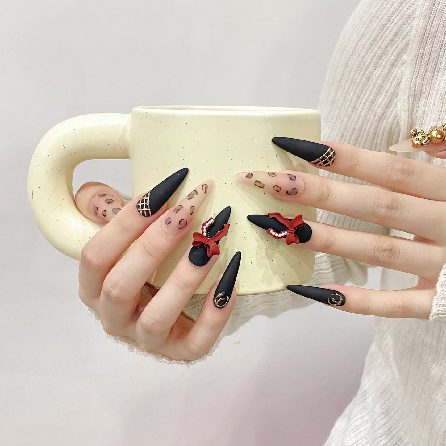 Uñas francesas de seda color nude y negro con lazo de oso, uñas postizas de alta calidad.
