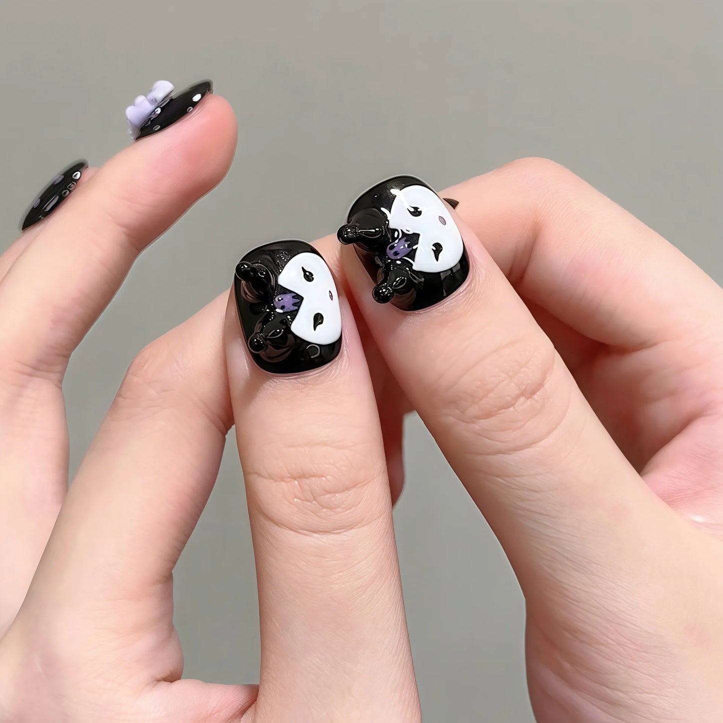 Nuevo estilo de uñas cortas con lazo de lunares moldeadas a mano en 3D