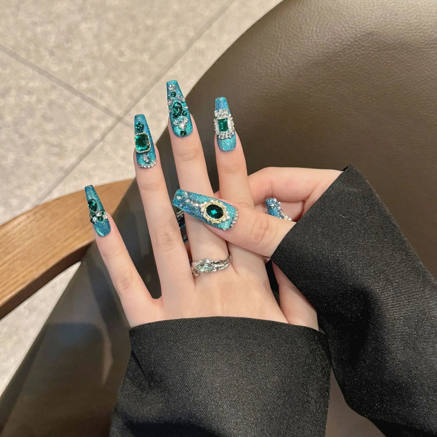 Uñas postizas con diseño decorativo de ojo de gato color nude y diamantes de imitación
