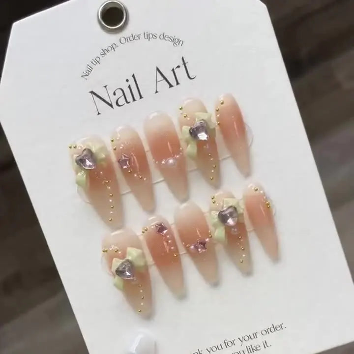 Uñas postizas de gel de diamante de lujo con lazo, perla y purpurina.
