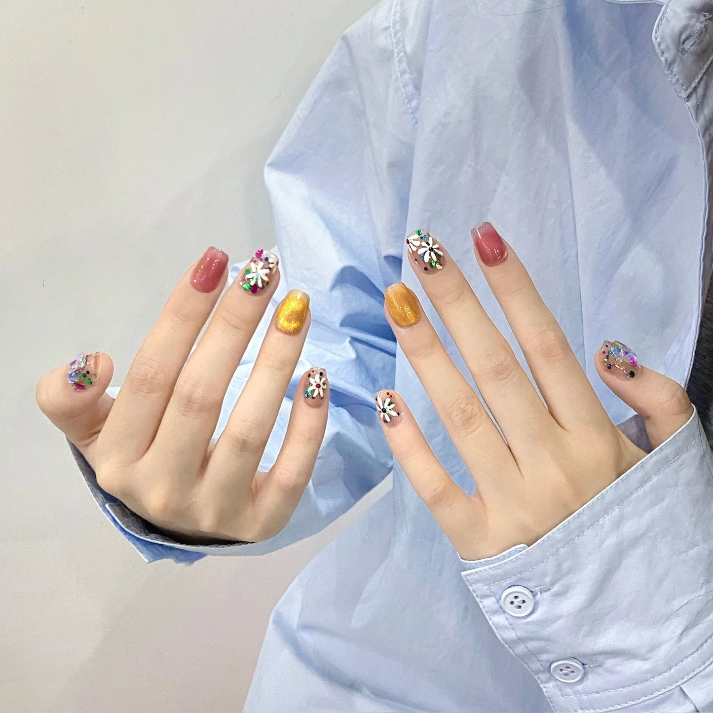 Uñas postizas de prensa con diseño de flores pequeñas pintadas a mano, con pegamento y diamantes brillantes.