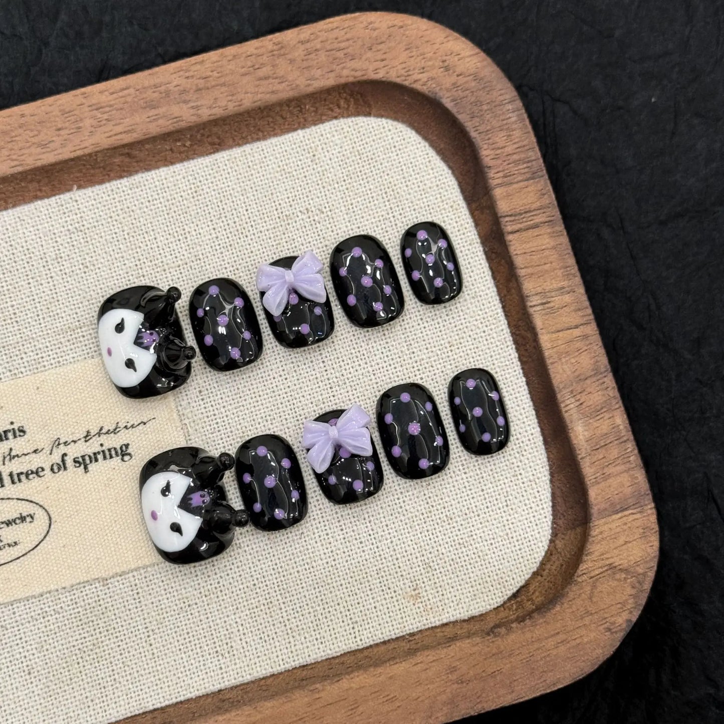 Nuevo estilo de uñas cortas con lazo de lunares moldeadas a mano en 3D