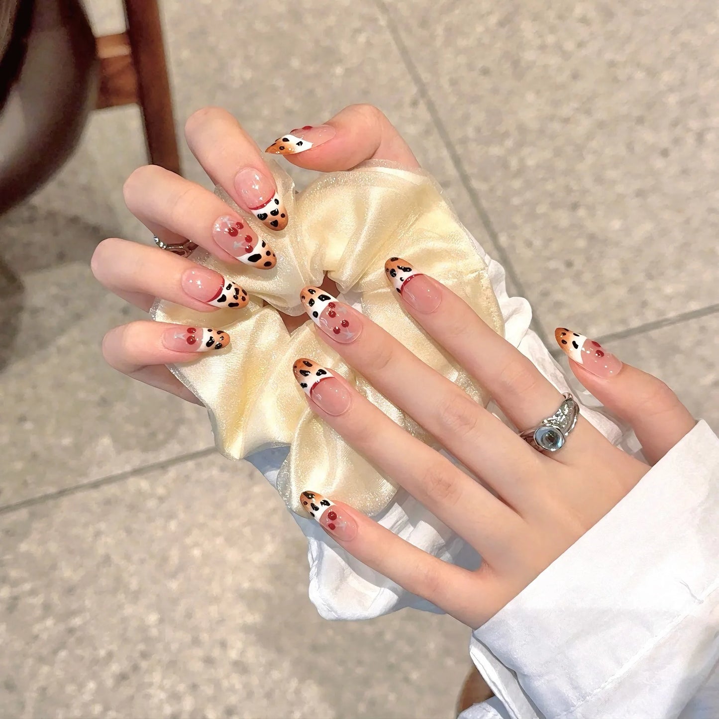 Uñas francesas ovaladas medianas prensadas con diseño de mariposa en blanco y negro, uñas prensadas a mano