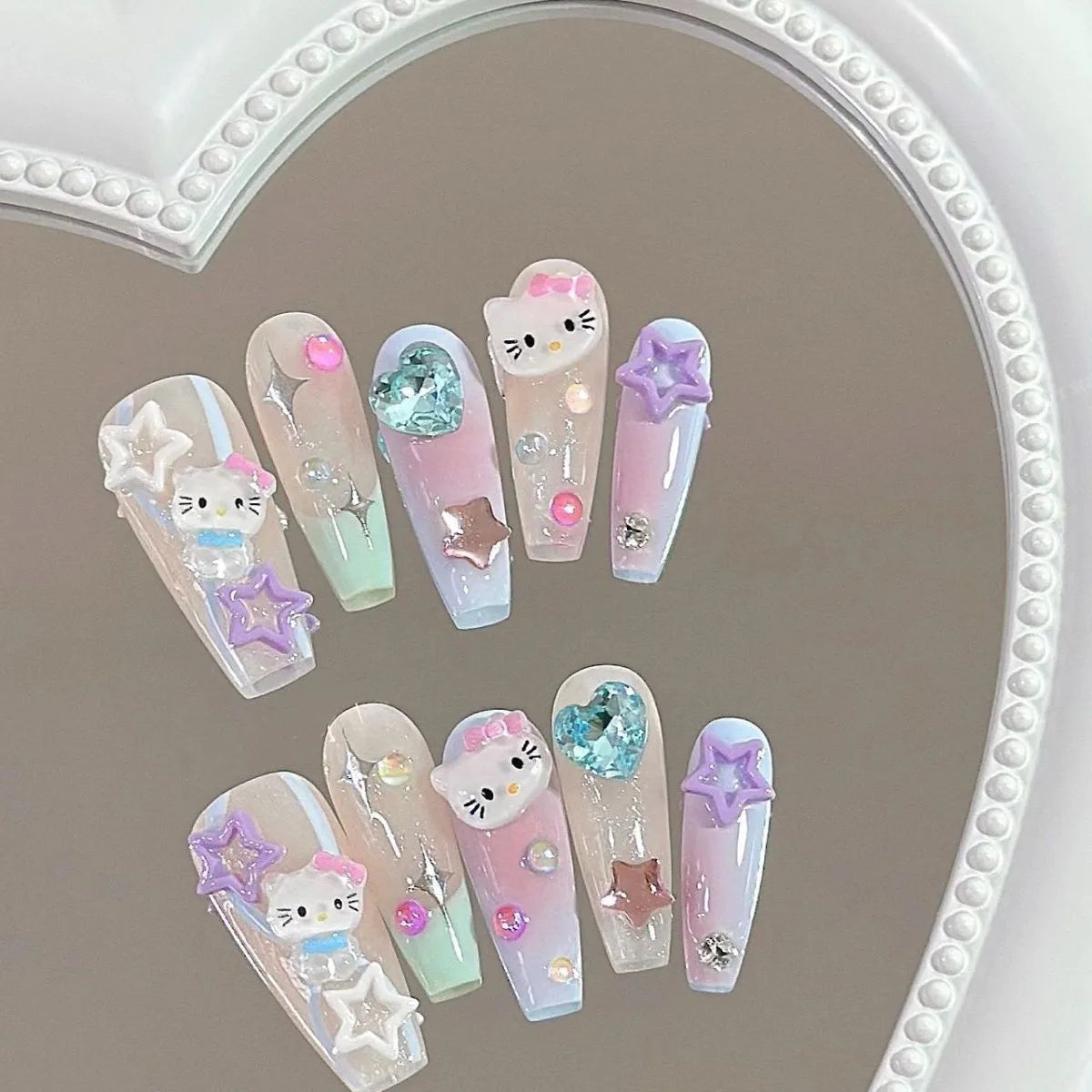 Uñas postizas de gel de longitud media con diseño de Hello Kitty, muy de moda.