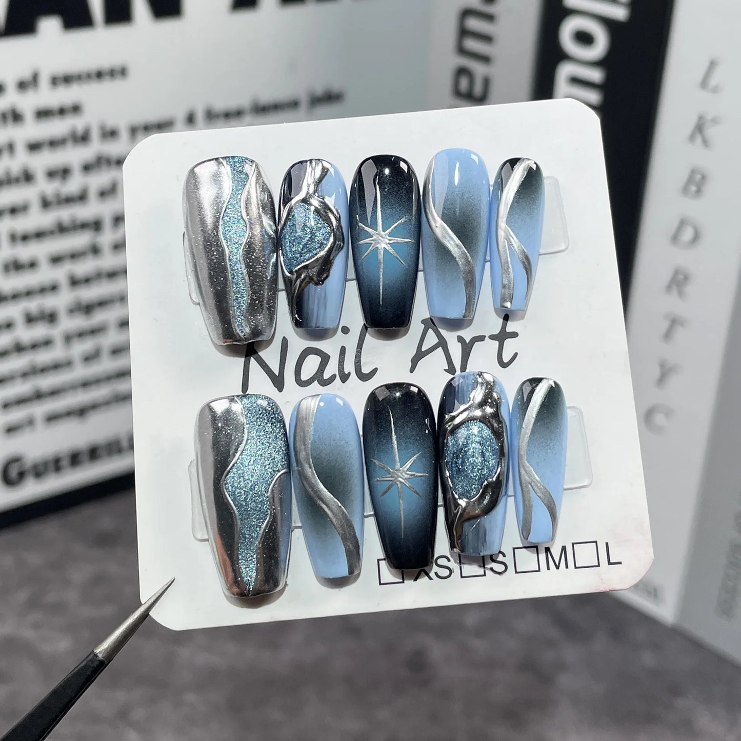 Pegatinas para uñas de longitud media con pistola pulverizadora de alta gama en degradado negro y azul, calcomanías para uñas usables
