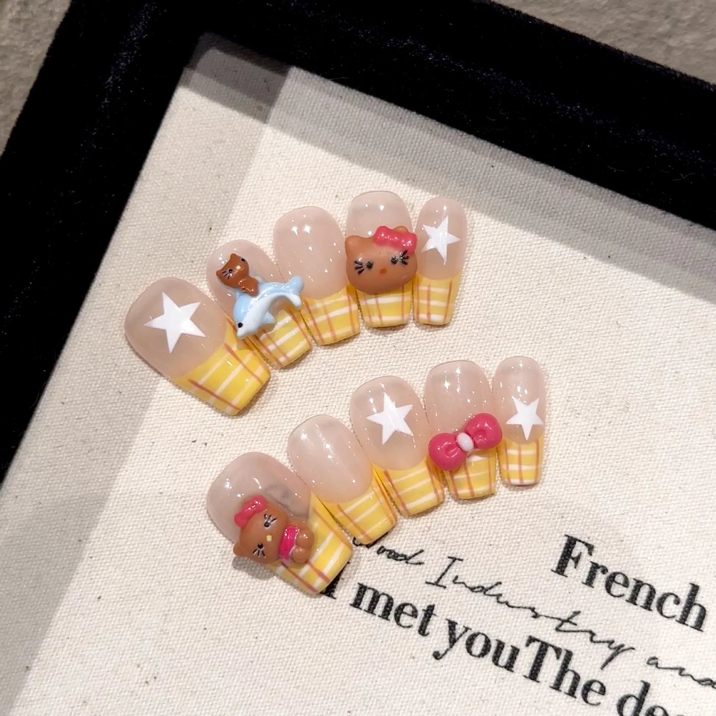 Kit de uñas postizas de gel más vendido, uñas adhesivas con diseño de cuadros franceses amarillos de Hellokitty.