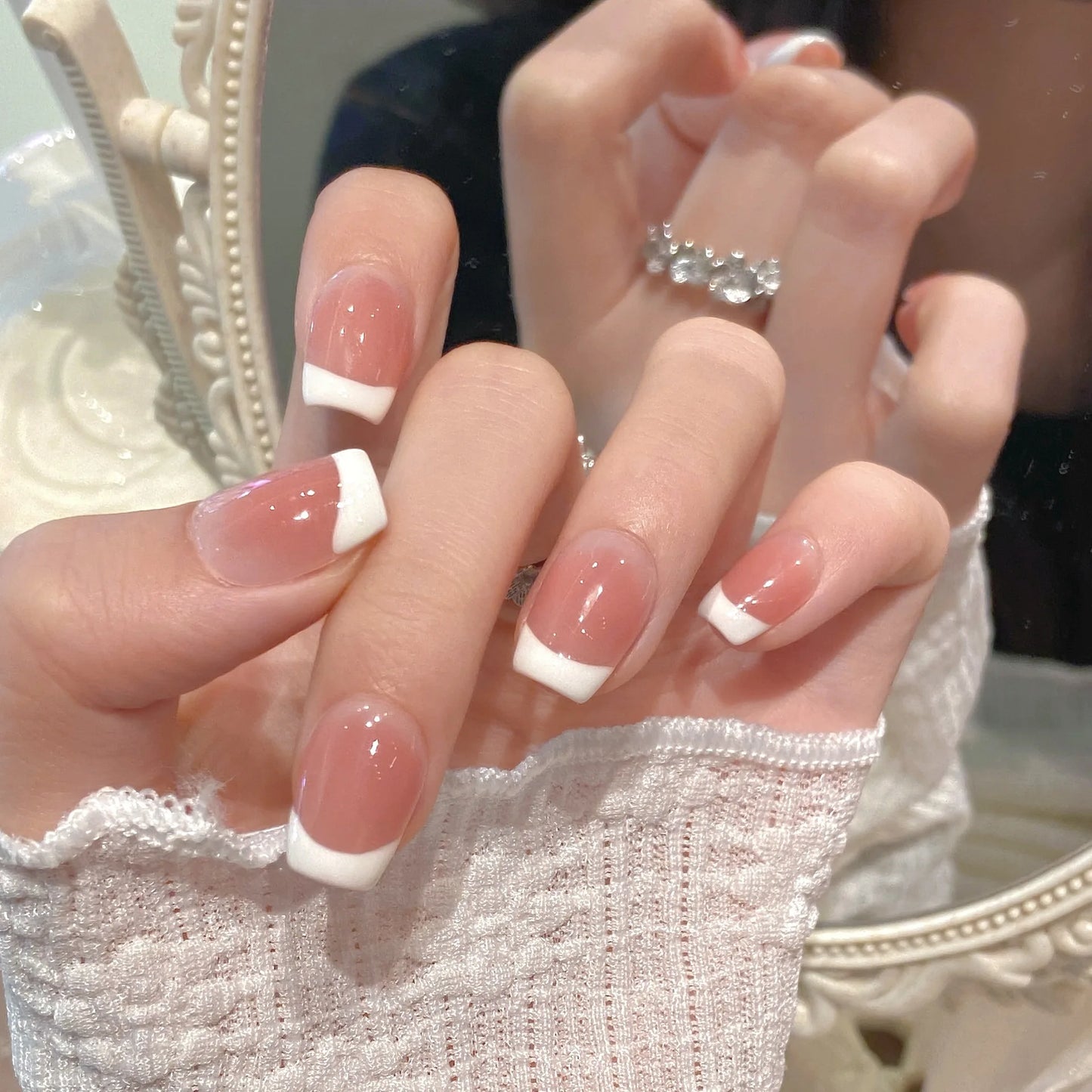 Nuevas uñas postizas clásicas francesas en crema y polvo, sencillas, cortas y hechas a mano.