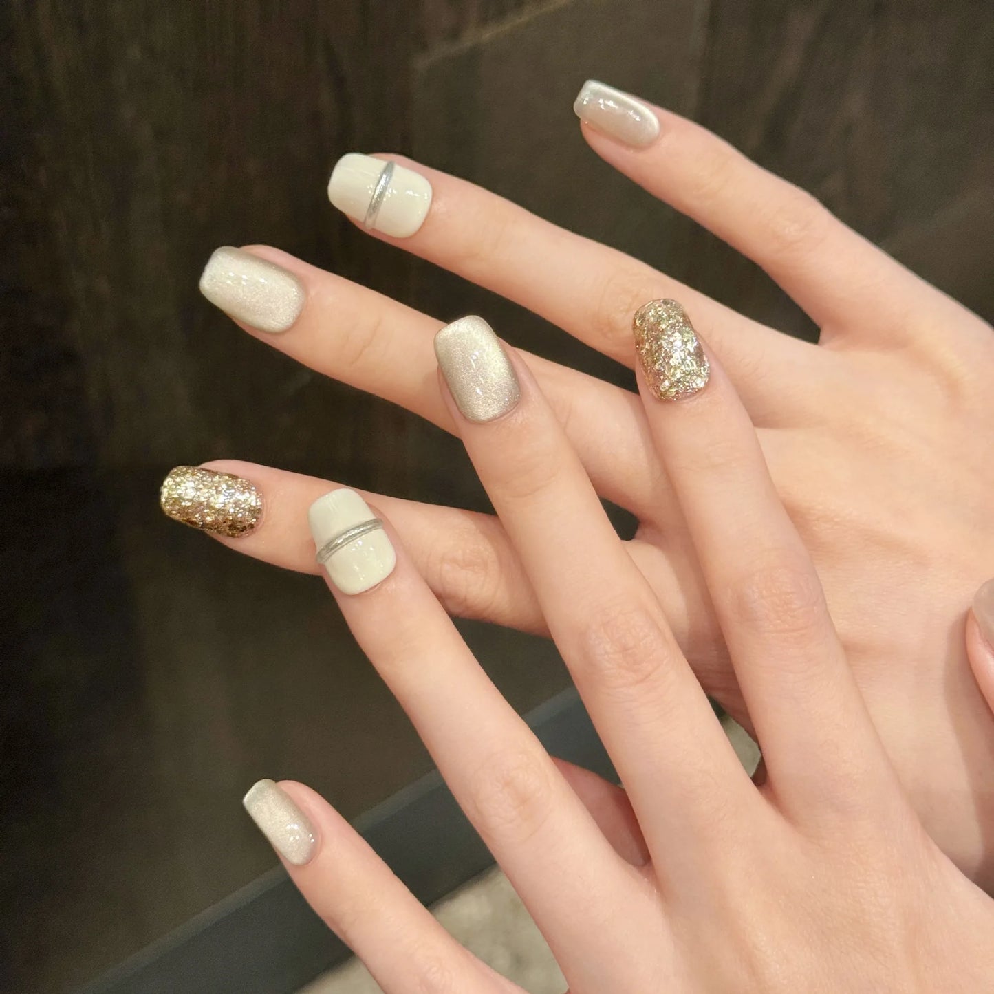 Uñas cortas minimalistas con acabado de espejo, color blanco leche, champán, dorado y brillante, con acabado de ojo de gato.