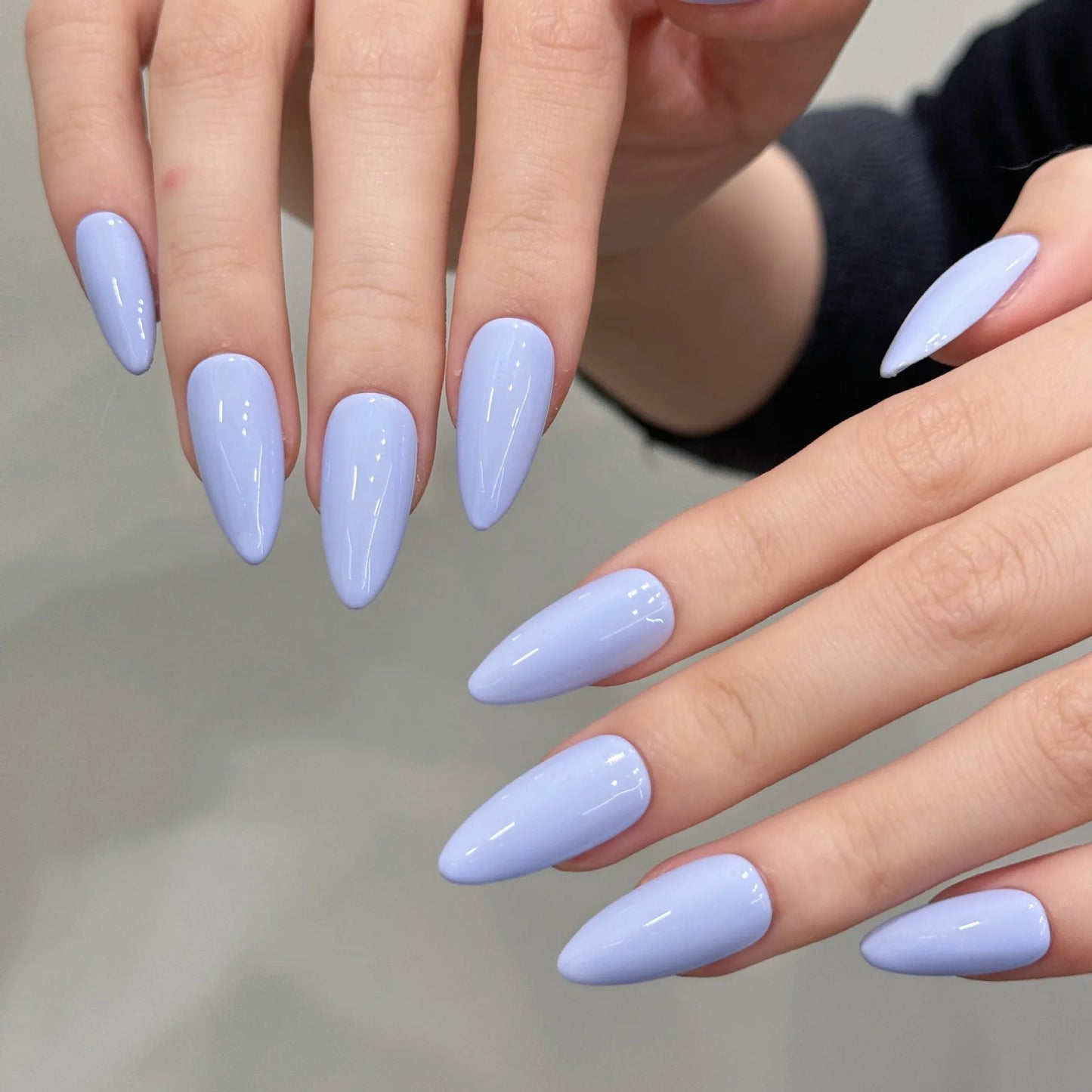 Uñas prensadas hechas a mano, sencillas y elegantes, con forma de almendra en morado claro para uso diario.