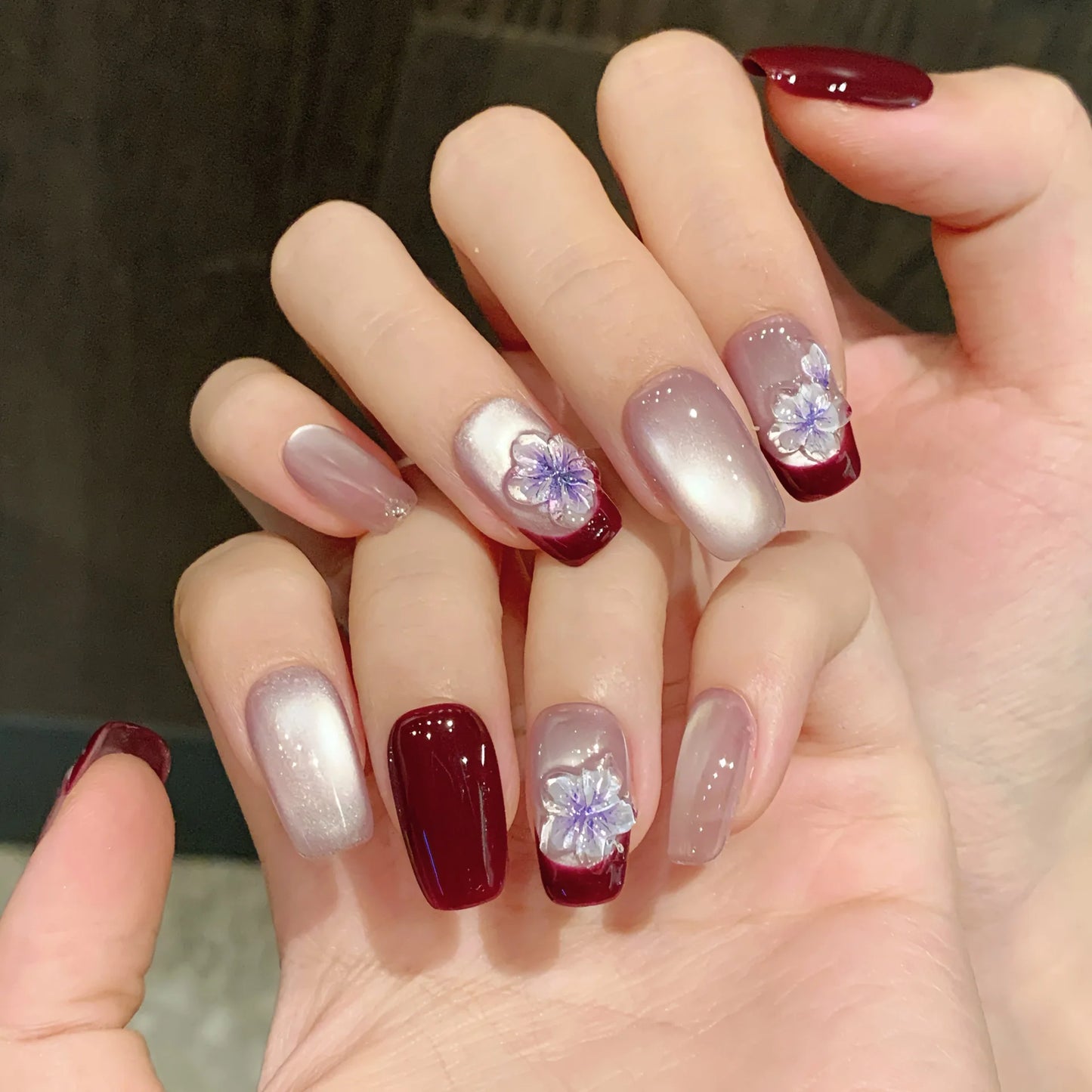 Uñas cortas talladas tridimensionales con efecto ojo de gato translúcido y lirio de los valles en francés