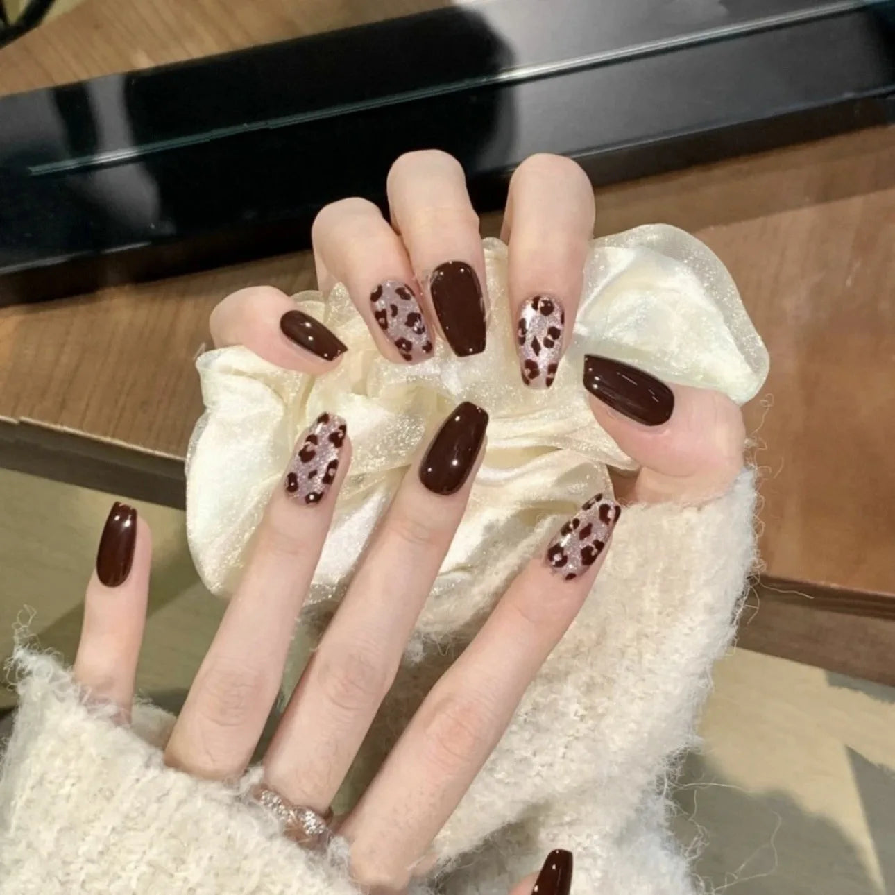 Uñas postizas cuadradas cortas de almendra, de marca privada, con estampado de leopardo y ojos de gato rojos.
