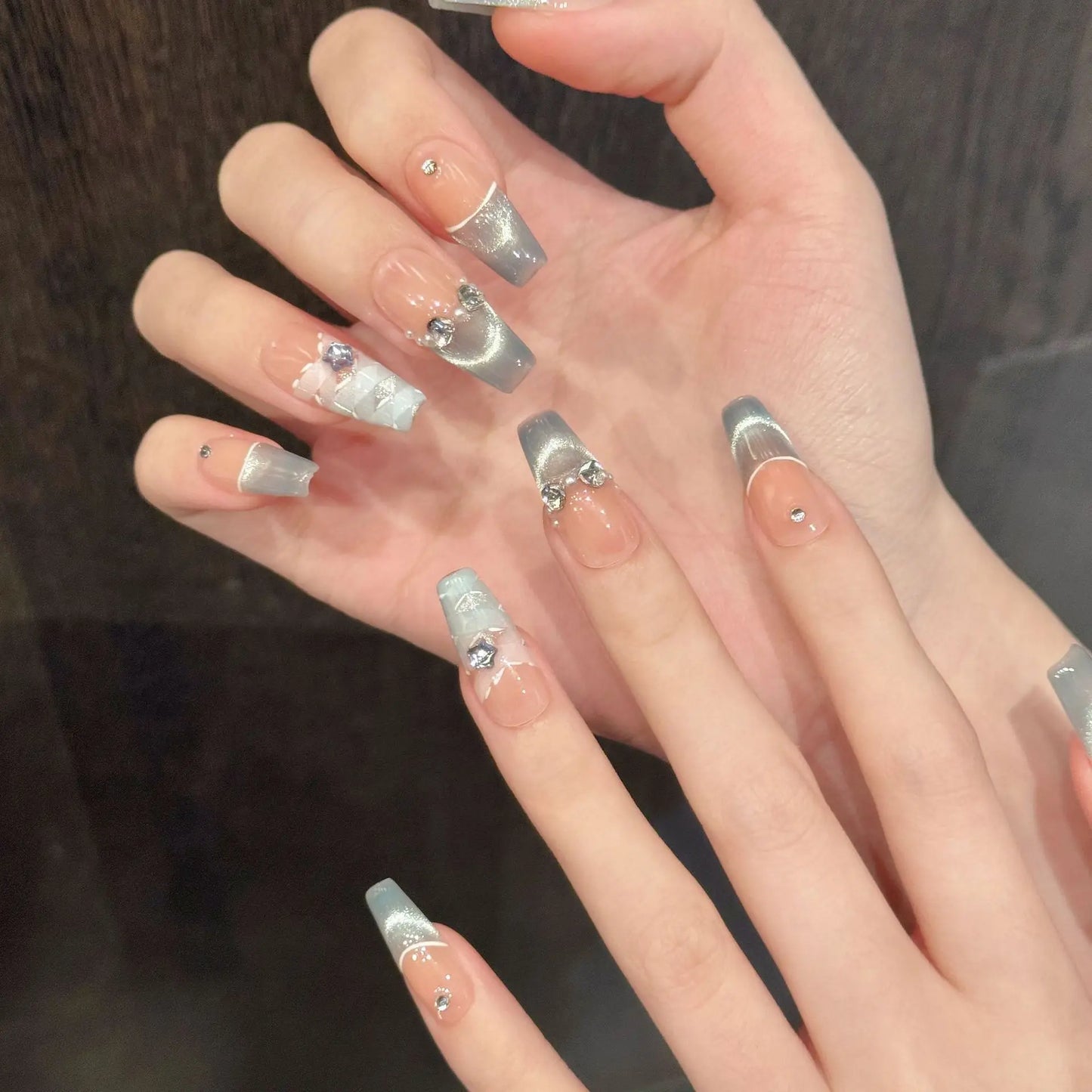 Extensiones de uñas artesanales de alta gama con efecto ojo de gato francés azul a cuadros, translúcidas, que iluminan la piel.