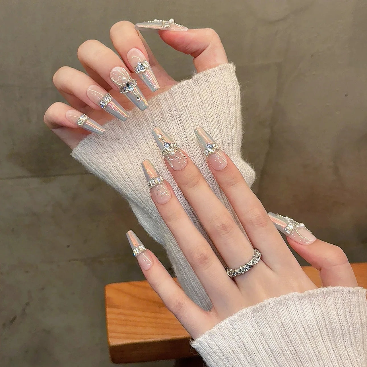 Uñas francesas de gel prensadas a mano, de lujo, con purpurina hermosa y personalizadas.