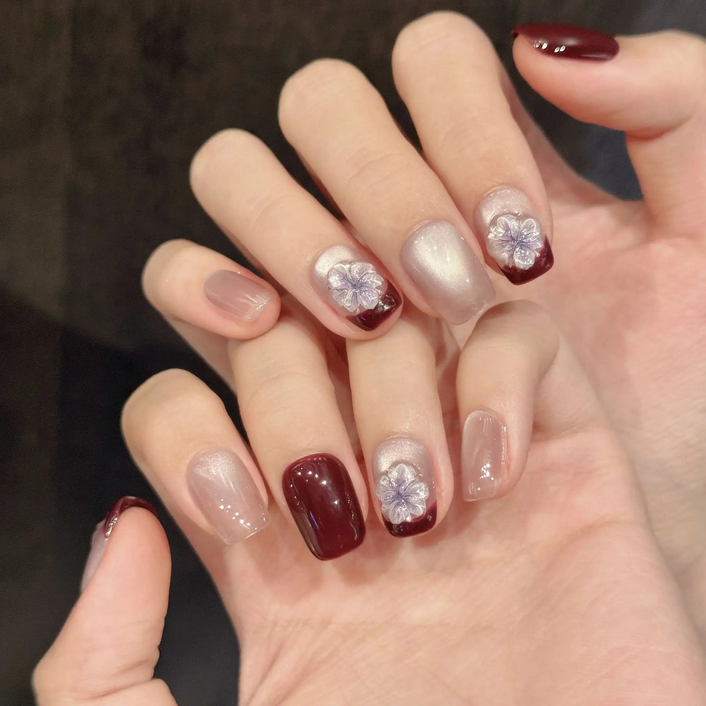 Uñas cortas talladas tridimensionales con efecto ojo de gato translúcido y lirio de los valles en francés