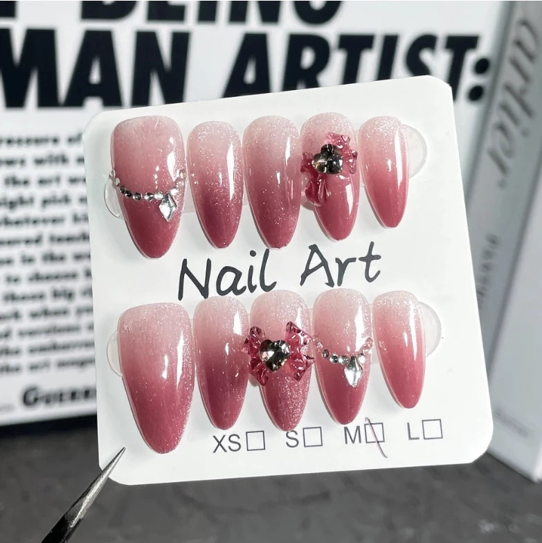 Calcomanías de uñas de almendra de moda, populares pegamentos de prensa para aplicar en los dedos.