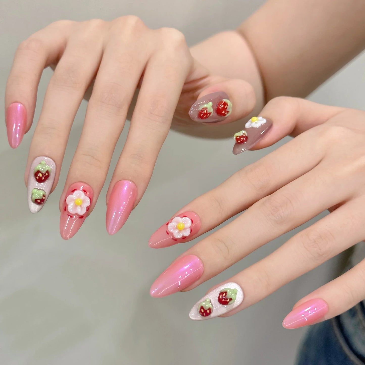 Uñas 3D con forma de huevo de fresa pintadas a mano para primavera y verano, totalmente hechas a mano.