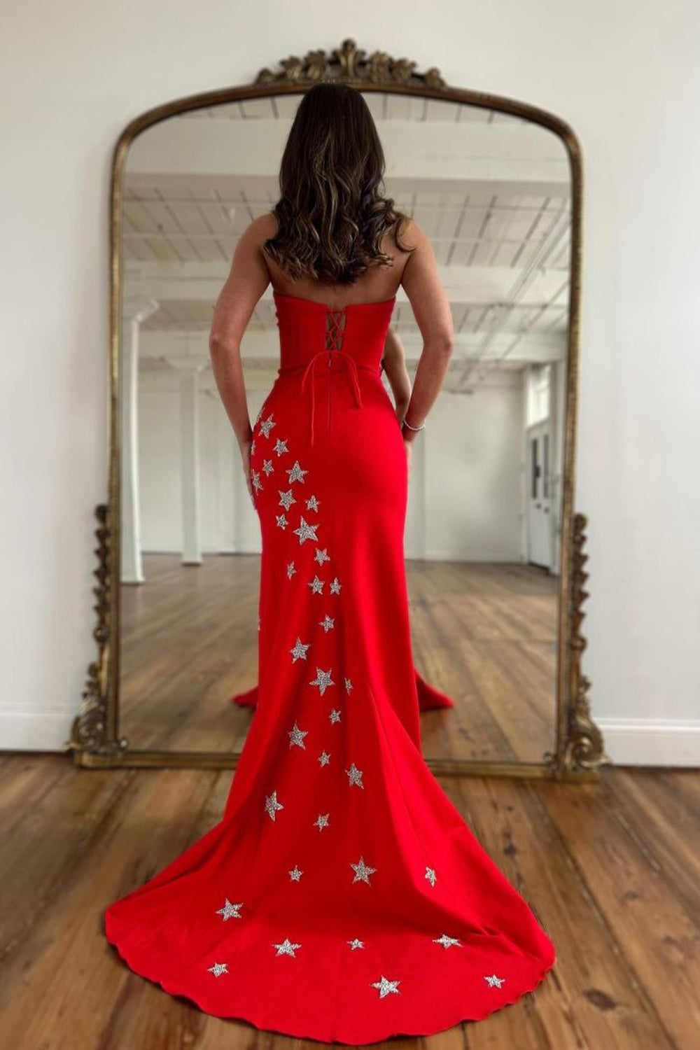 Vestido de fiesta de satén sin tirantes y con abertura