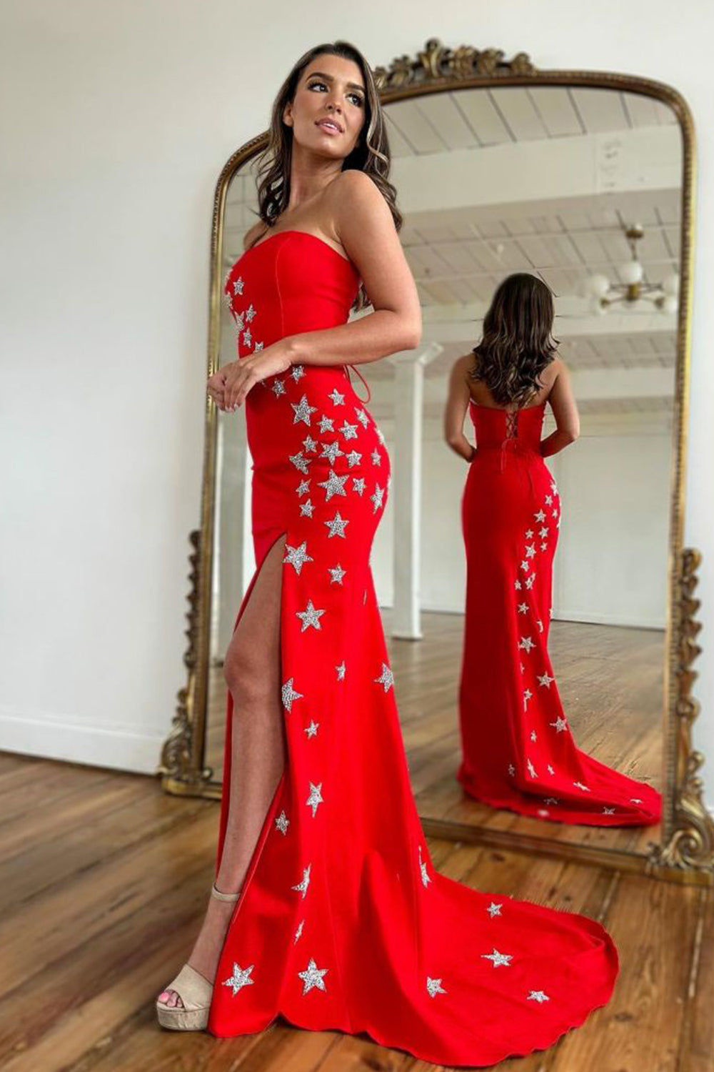 Vestido de fiesta de satén sin tirantes y con abertura