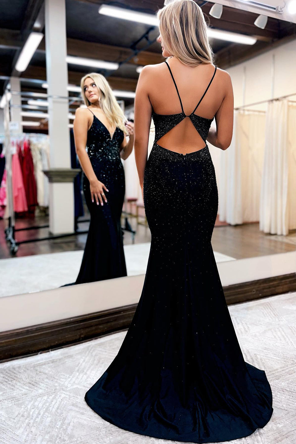 Vestido de fiesta de satén con cuentas y tirantes finos de sirena