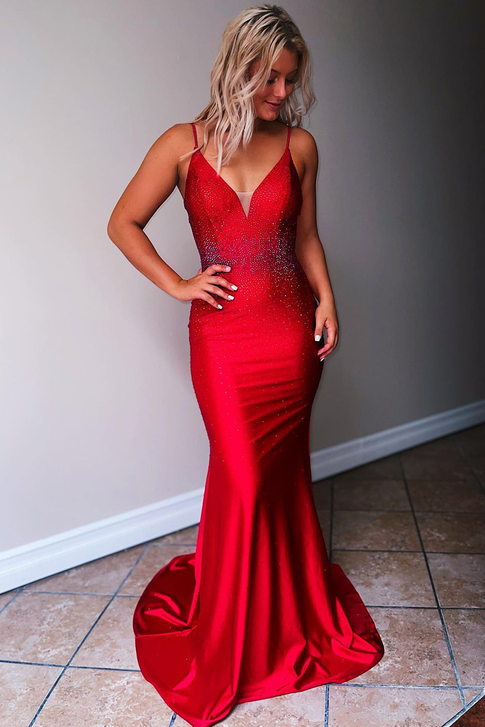 Vestido de fiesta de satén con cuentas y tirantes finos de sirena