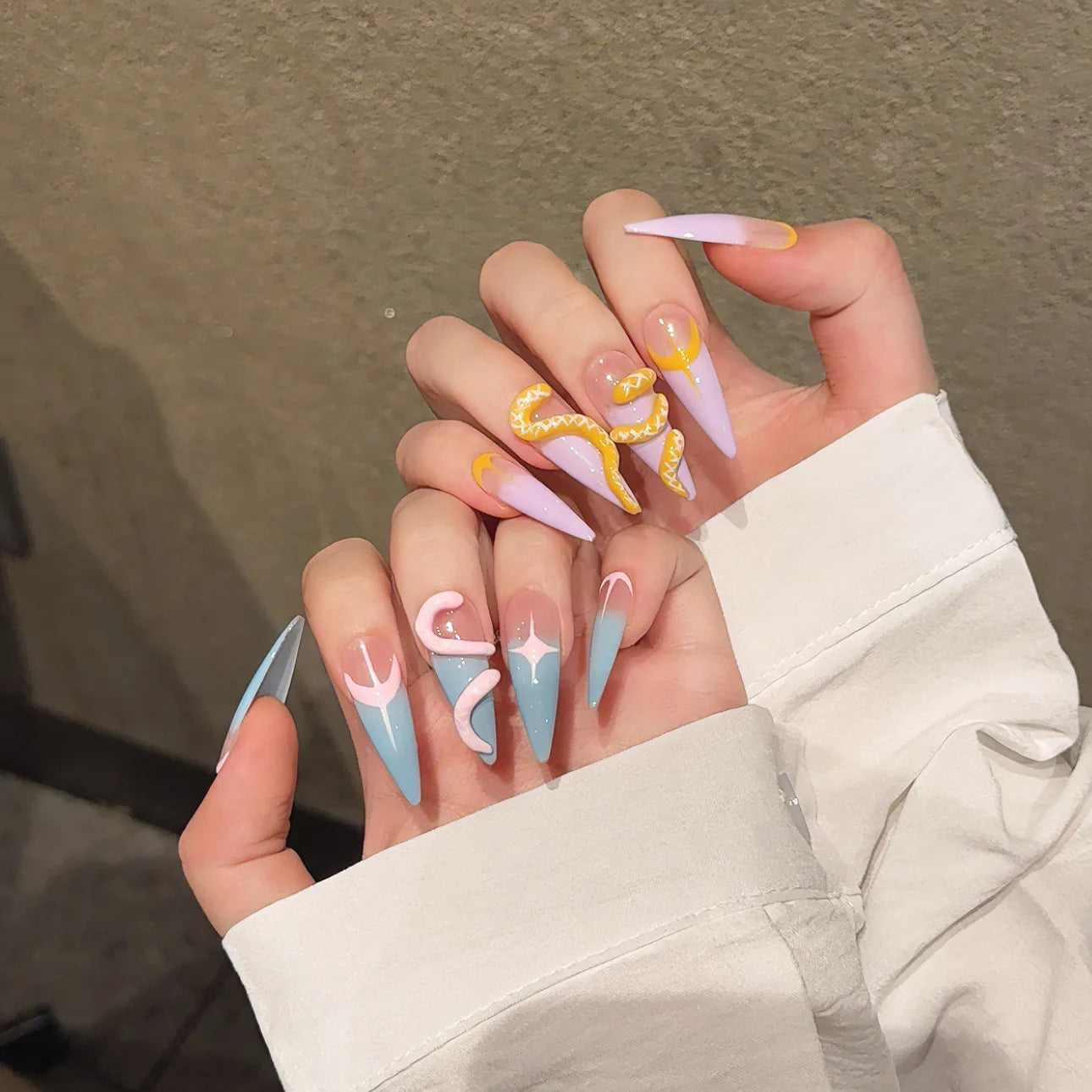 Uñas postizas con diseño de serpiente en degradado azul y rosa, totalmente hechas a mano.